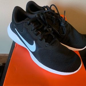 BRAND NEW: Women’s Nike Flex Size: 7.5